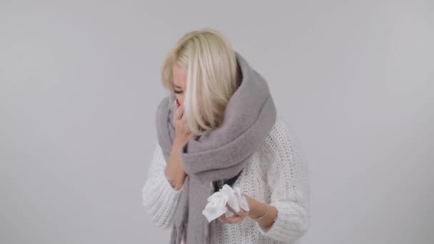 Kranke Blonde Frau Einem Gestrickten Warmen Schal Niest Vor Weißem — Stockvideo