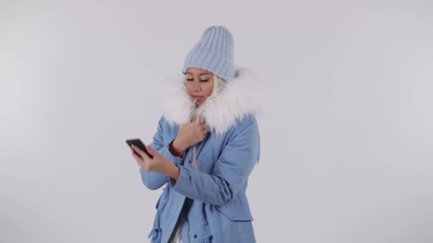 Εισερχόμενη Κλήση Απομονωμένες Λευκό Φόντο Κοπέλα Χρησιμοποιεί Ένα Κινητό Τηλέφωνο — Αρχείο Βίντεο