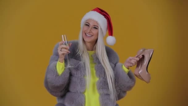 Різдвяні Подарунки Сюрпризи Або Покупки Молода Блондинка Жінка Шубу Санта — стокове відео