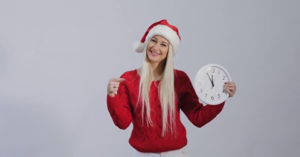 Spätes Neues Jahr Und Weihnachten Einkaufen Mädchen Mit Großer Wanduhr — Stockvideo