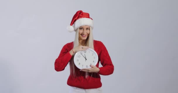 Spätes Neues Jahr Und Weihnachten Einkaufen Mädchen Mit Großer Wanduhr — Stockvideo