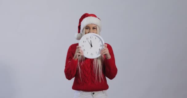 Αργά Νέο Έτος Και Χριστούγεννα Κορίτσι Ψώνια Μεγάλο Τοίχο Ρολόι — Αρχείο Βίντεο