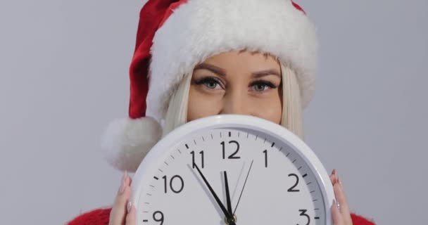 Laat Nieuwjaar Kerstmis Winkelen Meisje Met Grote Muur Klok Kerstman — Stockvideo