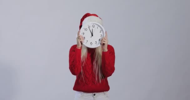 Spätes Neues Jahr Und Weihnachten Einkaufen Mädchen Mit Großer Wanduhr — Stockvideo