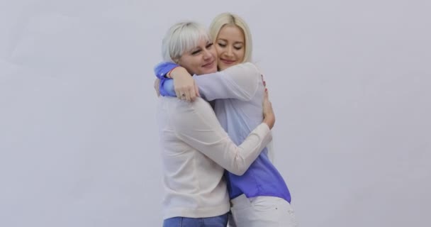 People Women Girl Family Portrait Happy Mother Daughter Smiling Hugging — Stock Video