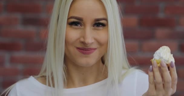 Fiatal Szőke Egy Fehér Póló Étvágytalanság Öröm Eszik Egy Torta — Stock videók