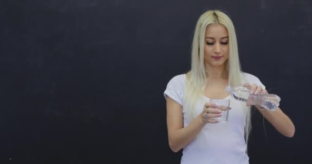 Mujer Rubia Sana Vertiendo Agua Fresca Una Botella Vaso Sonriendo — Vídeos de Stock