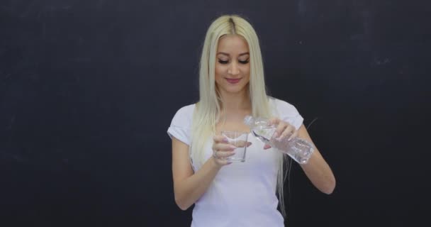 Υγιή Ξανθιά Γυναίκα Ρίχνει Φρέσκο Νερό Από Ένα Μπουκάλι Ένα — Αρχείο Βίντεο