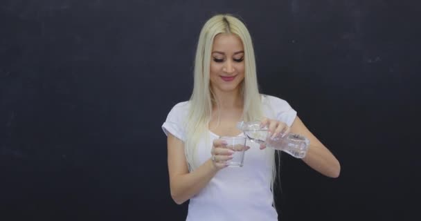 Gezonde Blonde Vrouw Gieten Vers Water Uit Een Fles Een — Stockvideo