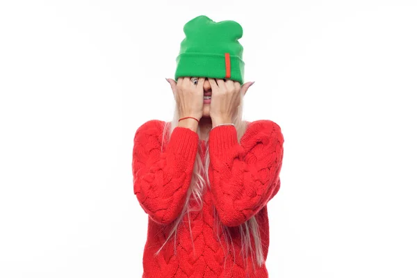 Moda Mulher Loira Vestindo Chapéu Verde Malha Brilhante Camisola Vermelha — Fotografia de Stock