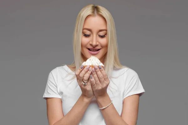 Mulher Loura Rindo Comendo Bolo Isolado Fundo Cinza Sem Dieta — Fotografia de Stock