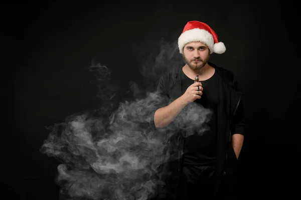 Man Met Baard Santa Rode Hoed Rookvrije Elektronische Sigaretten Vape — Stockfoto