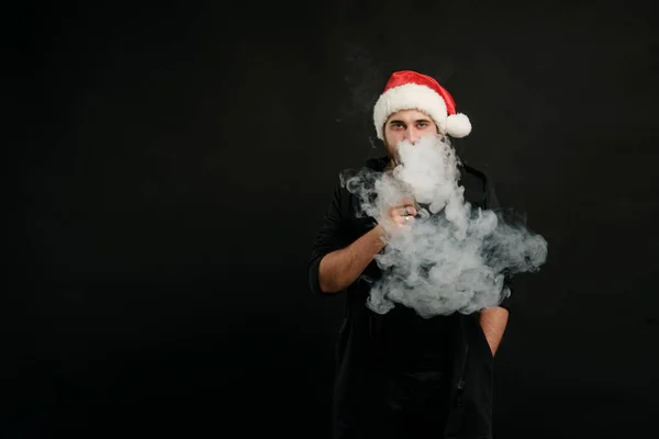 Man Met Baard Santa Rode Hoed Rookvrije Elektronische Sigaretten Vape — Stockfoto