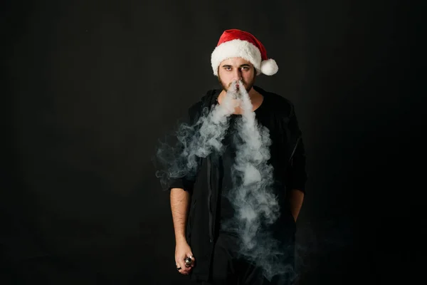 Man Met Baard Santa Rode Hoed Rookvrije Elektronische Sigaretten Vape — Stockfoto