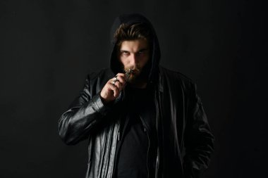 Adam vaping mod Buhar siyah stüdyo arka plan adlı parçasıyla birlikte kullanılmalıdır. Sakallı adam e-sigara tütün çıkmak için. Buharı ve alternatif nikotin ücretsiz Sigara kavramı