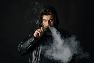 Adam vaping mod Buhar siyah stüdyo arka plan adlı parçasıyla birlikte kullanılmalıdır. Sakallı adam e-sigara tütün çıkmak için. Buharı ve alternatif nikotin ücretsiz Sigara kavramı