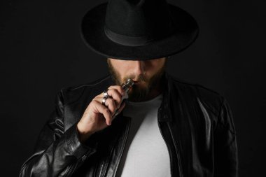 Adam vaping mod Buhar siyah stüdyo arka plan adlı parçasıyla birlikte kullanılmalıdır. Sakallı adam e-sigara tütün çıkmak için. Buharı ve alternatif nikotin ücretsiz Sigara kavramı