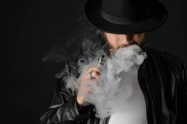 Adam vaping mod Buhar siyah stüdyo arka plan adlı parçasıyla birlikte kullanılmalıdır. Sakallı adam e-sigara tütün çıkmak için. Buharı ve alternatif nikotin ücretsiz Sigara kavramı