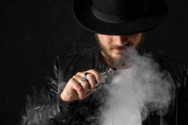 Adam vaping mod Buhar siyah stüdyo arka plan adlı parçasıyla birlikte kullanılmalıdır. Sakallı adam e-sigara tütün çıkmak için. Buharı ve alternatif nikotin ücretsiz Sigara kavramı
