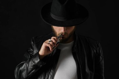 Adam vaping mod Buhar siyah stüdyo arka plan adlı parçasıyla birlikte kullanılmalıdır. Sakallı adam e-sigara tütün çıkmak için. Buharı ve alternatif nikotin ücretsiz Sigara kavramı