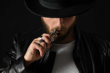 Adam vaping mod Buhar siyah stüdyo arka plan adlı parçasıyla birlikte kullanılmalıdır. Sakallı adam e-sigara tütün çıkmak için. Buharı ve alternatif nikotin ücretsiz Sigara kavramı