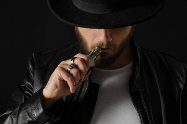 Adam vaping mod Buhar siyah stüdyo arka plan adlı parçasıyla birlikte kullanılmalıdır. Sakallı adam e-sigara tütün çıkmak için. Buharı ve alternatif nikotin ücretsiz Sigara kavramı
