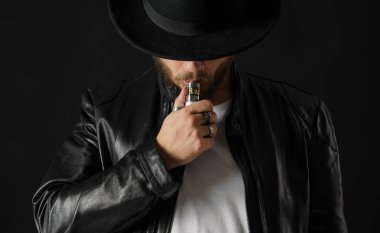 Adam vaping mod Buhar siyah stüdyo arka plan adlı parçasıyla birlikte kullanılmalıdır. Sakallı adam e-sigara tütün çıkmak için. Buharı ve alternatif nikotin ücretsiz Sigara kavramı