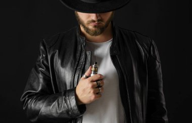 Adam vaping mod Buhar siyah stüdyo arka plan adlı parçasıyla birlikte kullanılmalıdır. Sakallı adam e-sigara tütün çıkmak için. Buharı ve alternatif nikotin ücretsiz Sigara kavramı