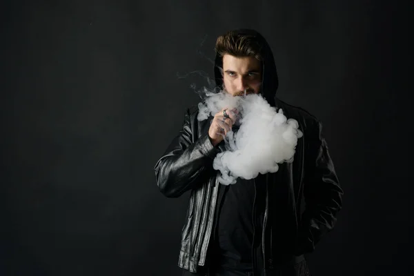 Muž Vaping Mod Vydechování Páry Černé Studio Pozadí Vousatý Chlap — Stock fotografie