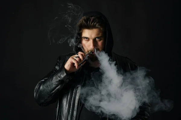 Muž Vaping Mod Vydechování Páry Černé Studio Pozadí Vousatý Chlap — Stock fotografie