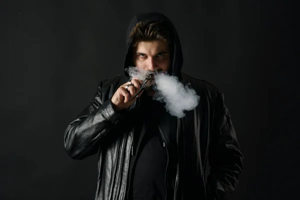 Muž Vaping Mod Vydechování Páry Černé Studio Pozadí Vousatý Chlap — Stock fotografie