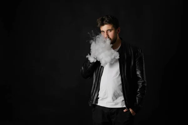 Muž Vaping Mod Vydechování Páry Černé Studio Pozadí Vousatý Chlap — Stock fotografie