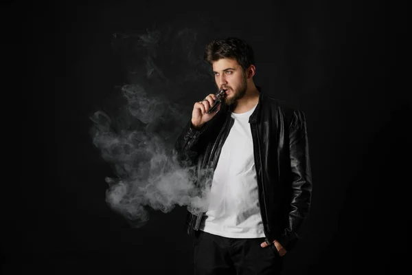 Muž Vaping Mod Vydechování Páry Černé Studio Pozadí Vousatý Chlap — Stock fotografie