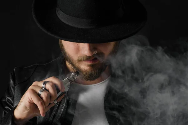 Man Met Vaping Mod Uitademen Stoom Bij Zwarte Studio Achtergrond — Stockfoto