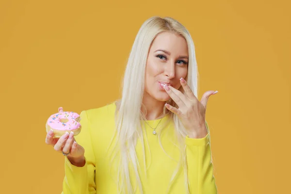 Νεαρή Ξανθιά Γυναίκα Τρώει Ένα Νόστιμο Ντόνατ Κλειστά Μάτια Για — Φωτογραφία Αρχείου