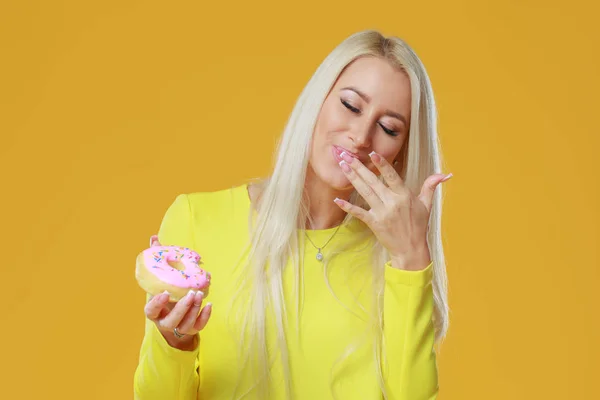 Jovem Loira Comendo Delicioso Donut Com Olhos Fechados Para Prazer — Fotografia de Stock