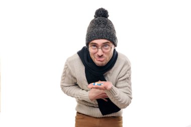 Hasta grip hapları, halk hekimliği tutarak sıcak şapkalı adam. Arka plan beyaz izole