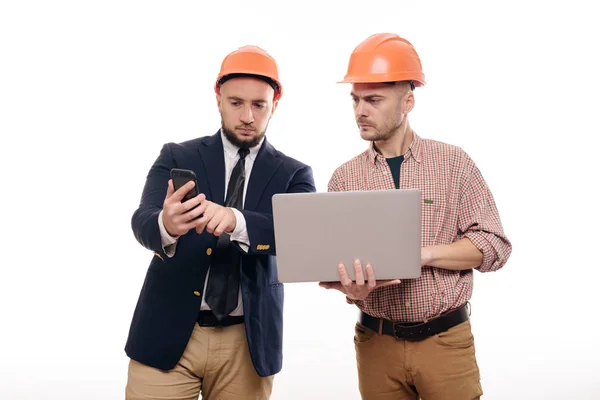 Retrato Dois Construtores Capacetes Laranja Protetores Sobre Fundo Isolado Branco — Fotografia de Stock