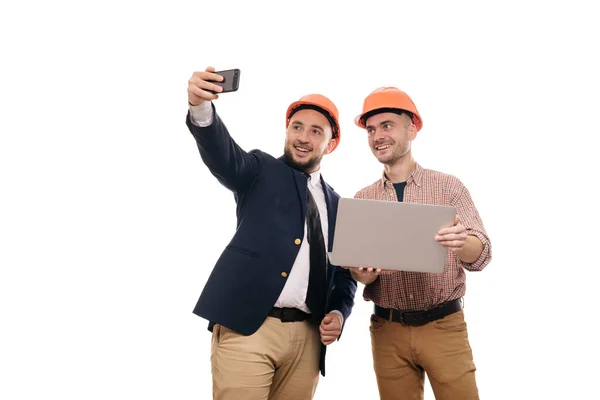 Retrato Dois Construtores Capacetes Laranja Protetores Sobre Fundo Isolado Branco — Fotografia de Stock