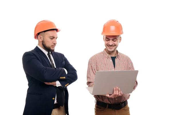 Ritratto Due Costruttori Caschi Protettivi Arancioni Piedi Sfondo Bianco Isolato — Foto Stock