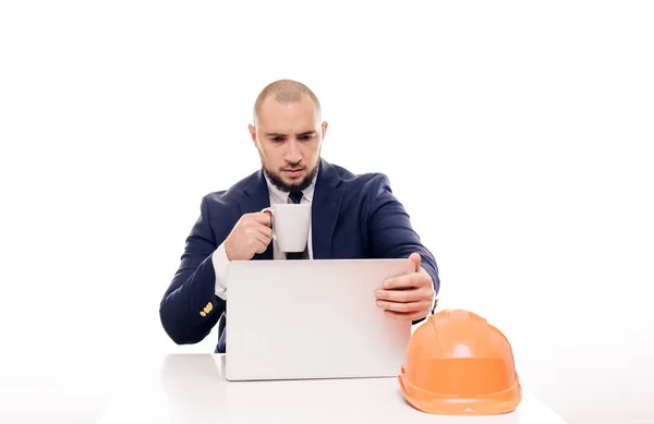 Empresário Construtor Cansado Capacete Laranja Olha Para Tela Laptop Estuda — Fotografia de Stock