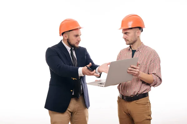 Retrato Dois Construtores Capacetes Laranja Protetores Sobre Fundo Isolado Branco — Fotografia de Stock