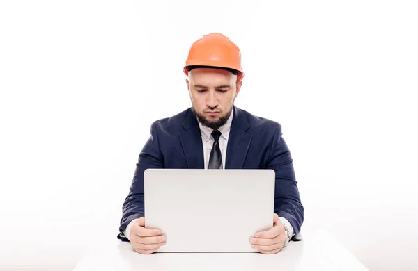 Empresário Construtor Cansado Capacete Laranja Olha Para Tela Laptop Estuda — Fotografia de Stock