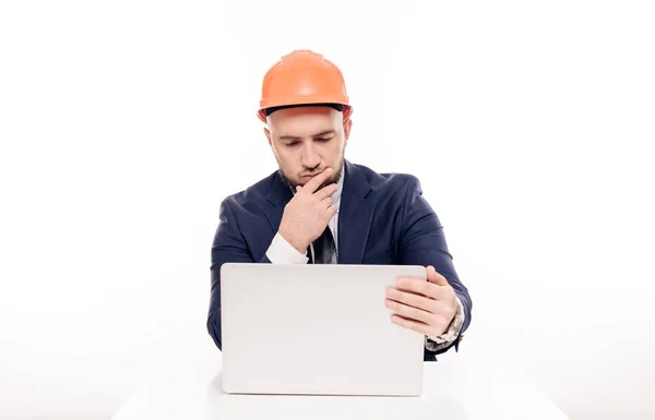 Empresário Construtor Cansado Capacete Laranja Olha Para Tela Laptop Estuda — Fotografia de Stock