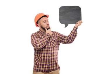 Oluşturucu işçi koruyucu inşaat turuncu beyaz arka plan üzerinde izole bilgilendirme tex için holding siyah tebeşir kurulu alanı ile kask. 