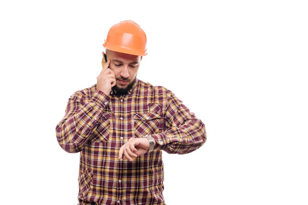 Lavoratore Arrabbiato Nervoso Con Casco Arancione Sta Parlando Forte Telefono — Foto Stock
