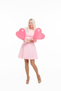 Beyaz üzerine pembe kalp şekli hava balonu olan güzel sarışın kadın arka plan izole. Sevgililer Günü'nde kadın. Aşk - görüntü sembolü