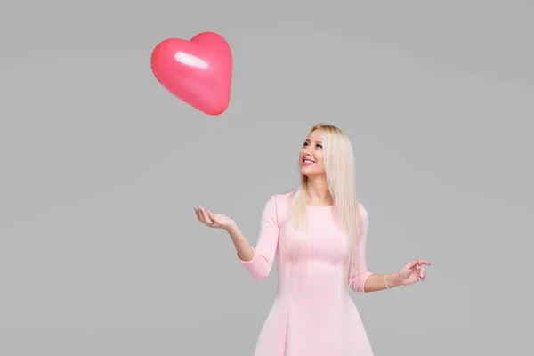 Όμορφη Νεαρή Ξανθιά Γυναίκα Ροζ Καρδιά Σχήμα Αερόστατο Γκρι Φόντο — Φωτογραφία Αρχείου