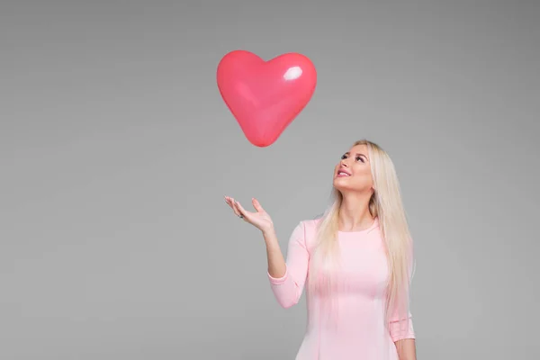 Όμορφη Νεαρή Ξανθιά Γυναίκα Ροζ Καρδιά Σχήμα Αερόστατο Γκρι Φόντο — Φωτογραφία Αρχείου