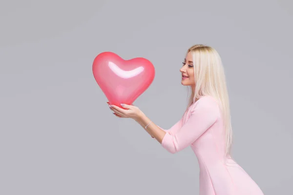 Mooie Jonge Blonde Vrouw Met Roze Hart Vorm Luchtballon Grijze — Stockfoto